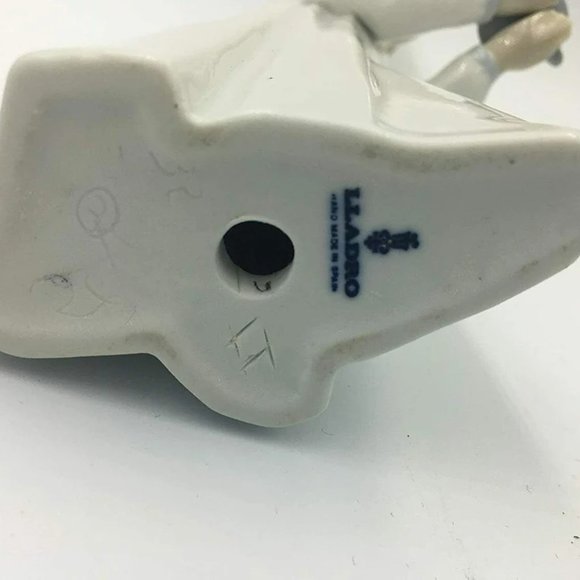 Lladro Girl with Candle - Picture 5 of 5